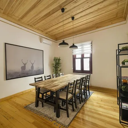 Newly Renovated Lavish Historic 6br House 102 Сasa de vacaciones *
